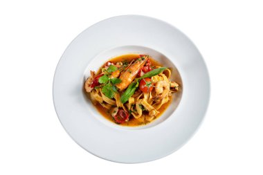 Soslu karidesli İtalyan makarna tabağı. Beyaz arkaplanda.