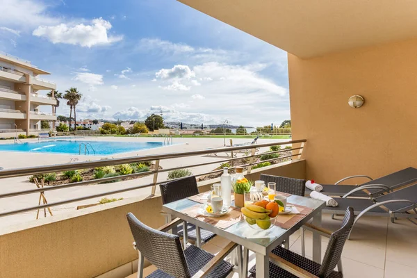 Gesundes Frühstück mit Früchten und Saft in einem luxuriösen Resort mit Blick auf den Pool und den schönen Garten. Sommerurlaub an der Algarve. — Stockfoto