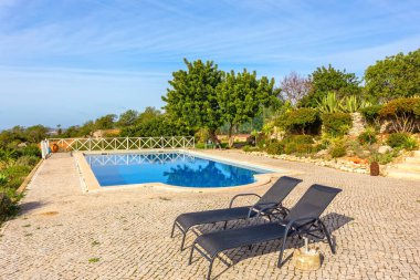 Oteldeki turistler için güzel manzaralı ve yeşillikli modern lüks havuz..