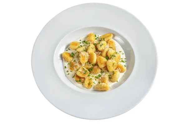 Italienisches Gericht Macarana in Sauce mit grünen Zwiebeln. Auf weißem Hintergrund. — Stockfoto