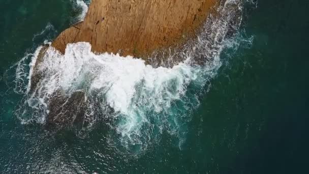 Vídeo aéreo nostálgico, en cámara lenta del mar, las olas rodan suavemente a orillas rocosas del Océano Atlántico Pacífico. — Vídeos de Stock
