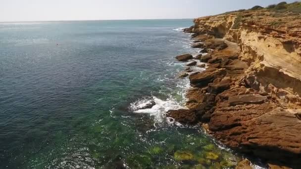 Aéreo. Vista espantosa da costa atlântica da Europa, em câmara lenta. Portugal Algarve — Vídeo de Stock