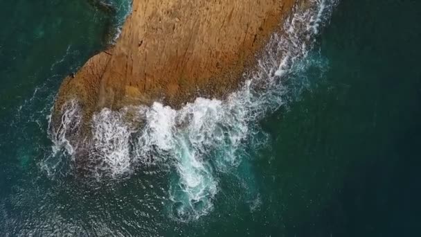 Vídeo aéreo nostálgico, en cámara lenta del mar, las olas rodan suavemente a orillas rocosas del Océano Atlántico Pacífico. — Vídeo de stock