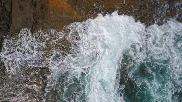 Nostalgické letecké video, ve zpomaleném pohybu moře, se vlny hladce valí po skalnatých březích Tichého oceánu. — Stock video