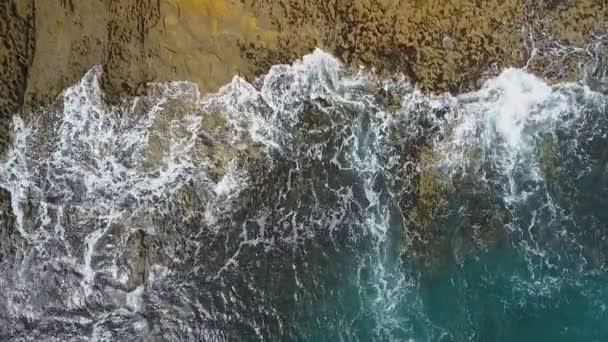 Nostalgiczny film z powietrza, w zwolnionym tempie morza, fale płynnie toczą się po skalistych brzegach Oceanu Atlantyckiego. — Wideo stockowe