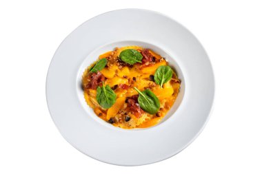 İtalyan yemeği, ıspanaklı makarna ve portakal. Beyaz arkaplanda.