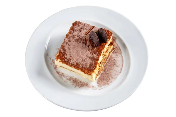 Chocolate de cacau tiramisu, bolo decorado com biscoitos em uma placa branca. Close-up. No fundo branco . — Fotografia de Stock