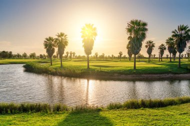 Güzel, yeşil çimenleri, golf sahası, göleti, güneşli mavi ve açık gökyüzü. Portekiz, Algarve.