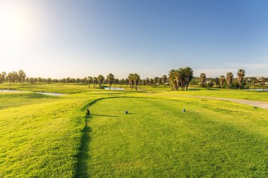 Güzel, yeşil çimenleri, golf sahası, göleti, güneşli mavi ve açık gökyüzü. Portekiz, Algarve.