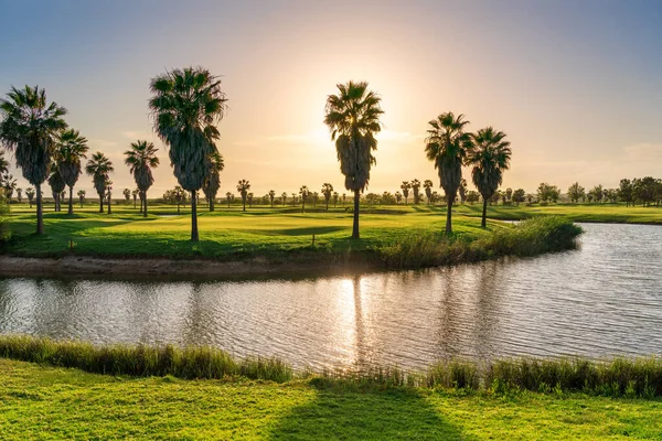 Hermoso, con césped verde, campo de golf, con un estanque, con cielo azul soleado y claro. Portugal, Algarve . — Foto de Stock