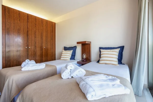 Camera da letto moderna. Design alberghiero europeo. Primo piano. Fondo bianco . — Foto Stock