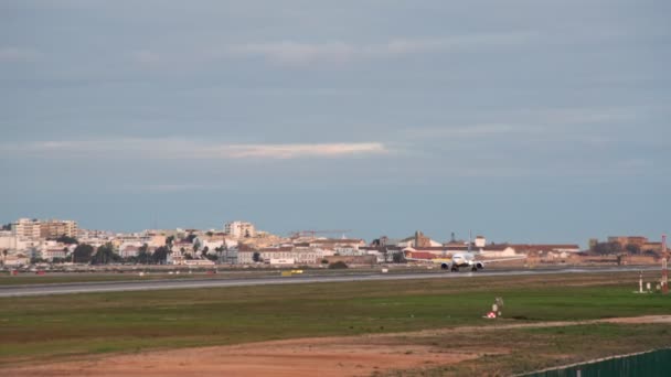 2020 - Portugal Faro: Melepas landas pesawat dari maskapai penerbangan Ryanair, di bandara Portugal di kota Faro. Menghadap menara kontrol. — Stok Video