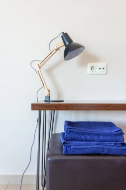 Modern tasarım, evdeki iç mekan, masa üzerinde lamba olan otel, havlular.