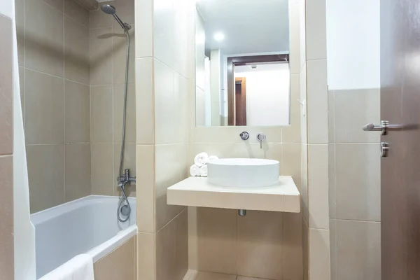 Moderní koupelna s vanou, zrcadlem a umyvadlem. hotelový design. — Stock fotografie
