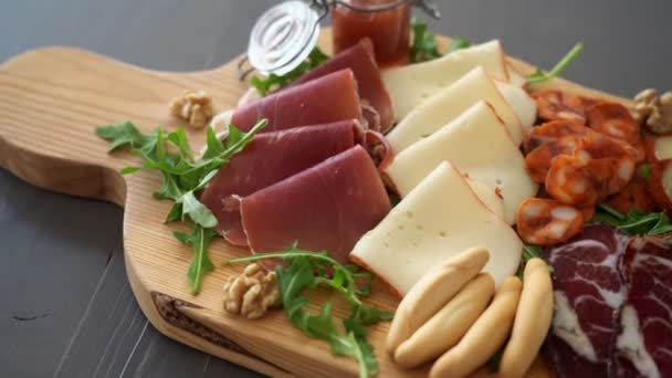 Mediterraner Wursttisch, traditionelle ruckartige Snacks. Nahaufnahme-Video. — Stockvideo