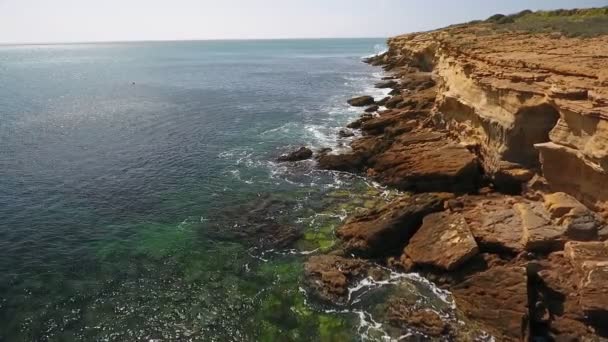 Letecký. Úžasný pohled na atlantické pobřeží Evropy, ve zpomaleném filmu. Portugalsko Algarve — Stock video