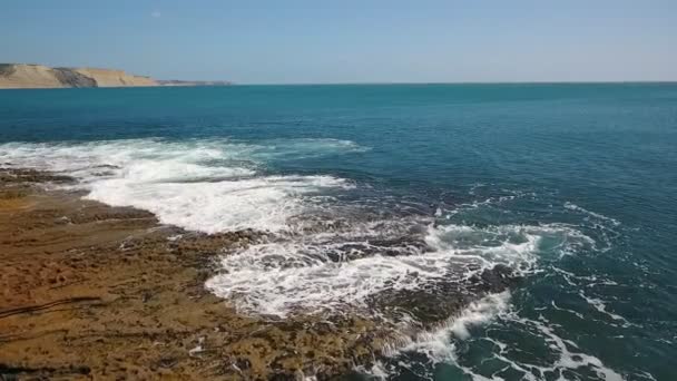 Aérien. Vue imprenable sur la côte atlantique de l'Europe, au ralenti. Portugal Algarve — Video