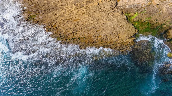 Lotnictwo, krajobraz fal Oceanu Atlantyckiego, które są myte przez skaliste brzegi. Portugalia. — Zdjęcie stockowe