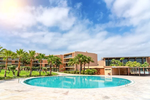 Moderner luxuriöser Pool mit sauberem, klarem, blauem Wasser, Palmen — Stockfoto