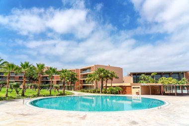 Temiz, berrak, mavi suyu olan modern lüks havuz.