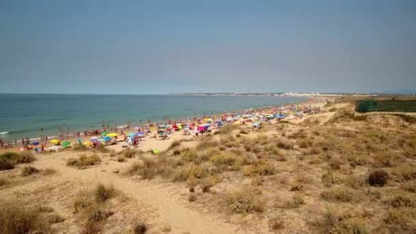 Fotografía aérea de la costa, dunas, playas de Gale en Portugal. Los turistas descansan y nadan en el océano. No es un disparo alto . — Vídeos de Stock