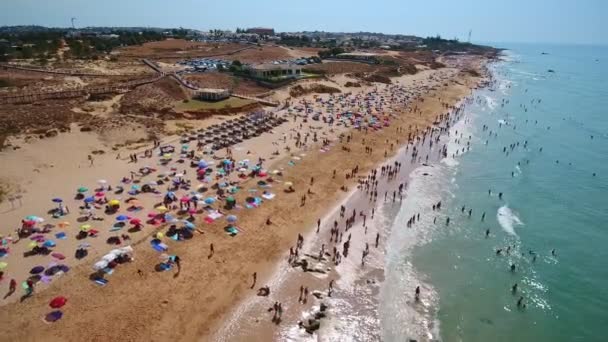Luchtfotografie van de kust, de stranden van Gale in Portugal. Toeristen rusten uit. — Stockvideo