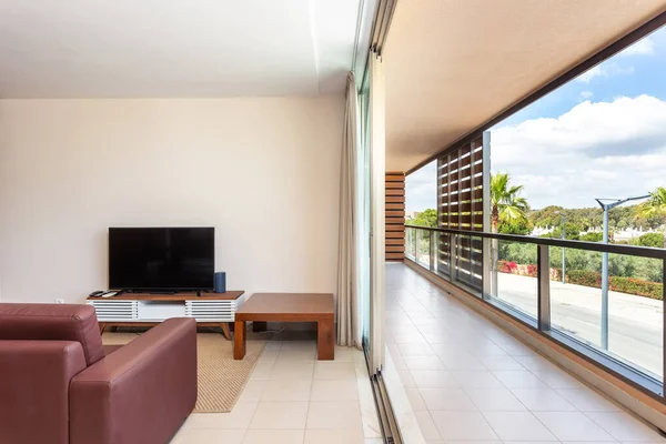 Linda sala de estar, relaxante, mobilado, com um terraço e vista para a natureza . — Fotografia de Stock