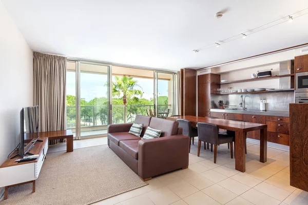 Sala de estar mobilada moderna com cozinha integrada, terraço, com vista para a natureza . — Fotografia de Stock