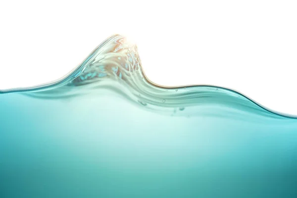 En våg av rent blått vatten, med små bubblor på ytan, en symbol för friskhet och ekologi. Kopiera utrymme. — Stockfoto