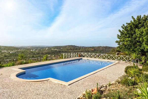 Modern lyxig pool, med vacker utsikt och grönska, för turister på hotellet. — Stockfoto