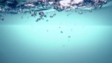 Dalgalar ve ampuller yüzeye yükselen saf mavi su. Gayzer. Yakın plan.