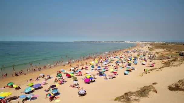 Flygfoto av kusten, sanddyner, stränder i Gale i Portugal. Turister vilar och simmar i havet. Inte ett högt framåt skott. — Stockvideo