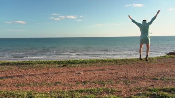 Ein Mann mittleren Alters im Hausmantel springt auf das Meer, ergriffen vom Lottogewinn. Zeitlupe. — Stockvideo