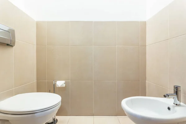 Modern bathroom with toilets bowl. European hotel design. — Stock Photo, Image