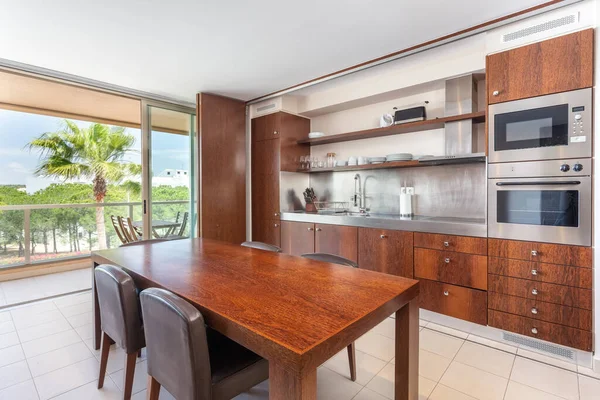 Moderne keuken, met terras en natuurzicht. — Stockfoto