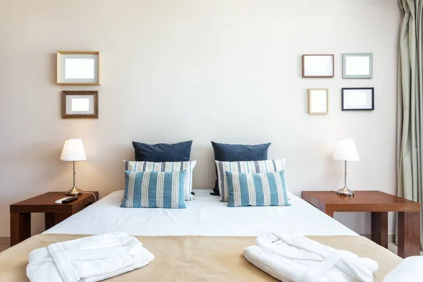 Camera da letto moderna con dipinti sulla parete. Design alberghiero europeo . — Foto Stock