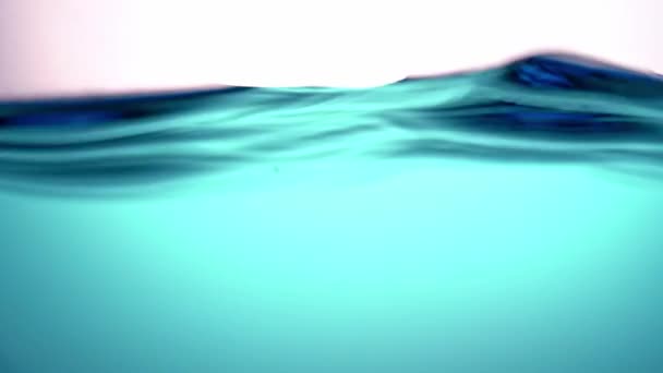Een zuiver blauwe golf van water, met een sterke trilling, een symbool van zuiverheid, frisheid en ecologie. Close-up. — Stockvideo