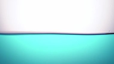 Saf mavi bir su dalgası, ılımlı, sakin bir salıncak, saflığın, tazeliğin ve ekolojinin sembolü. Yakın plan..