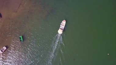 Video çekimi, Cabanas de Tavira köyünün Ria Formosa kanalı. Su turizmi ve geleneksel balıkçılık. Portekiz Algatrve.
