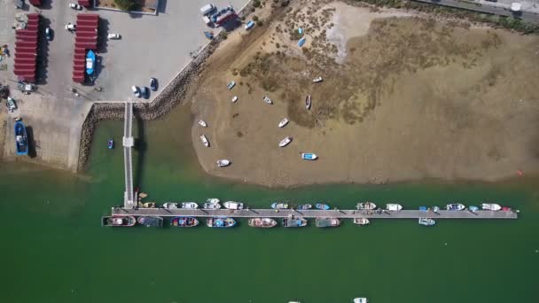 Videoshoot vanuit de lucht, het Ria Formosa kanaal van het dorp Cabanas de Tavira. Watertoerisme en traditionele visserij. Portugal Algatrve. — Stockvideo