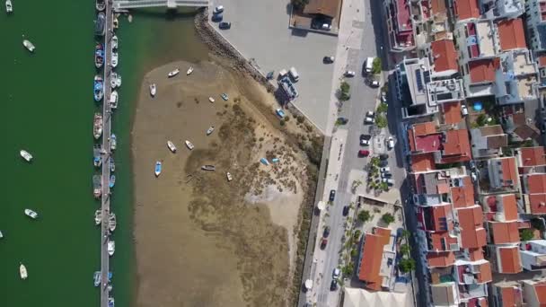 Videoshoot vanuit de lucht, het Ria Formosa kanaal van het dorp Cabanas de Tavira. Watertoerisme en traditionele visserij. Portugal Algatrve. — Stockvideo