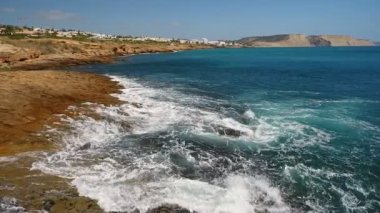 Havadan. Yavaş çekimde, Avrupa 'nın Atlantik kıyılarının inanılmaz manzarası. Portekiz Algarve