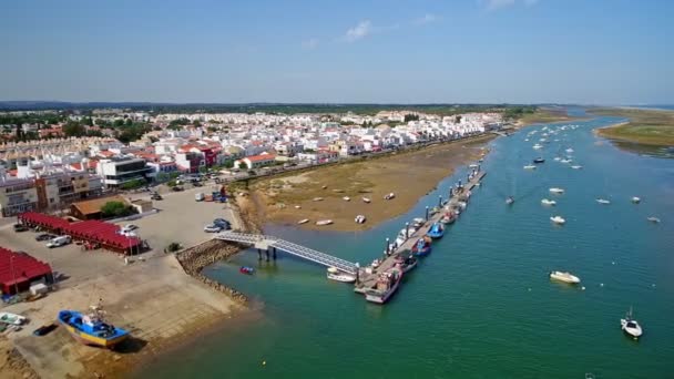 Video riprese aeree, il canale Ria Formosa del villaggio Cabanas de Tavira. Turismo acquatico e pesca tradizionale. Portogallo Algatrve. — Video Stock