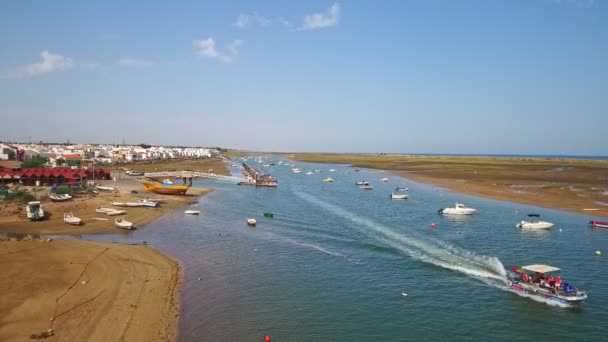 Videofilmning antenn, Ria Formosa kanalen i byn Cabanas de Tavira. Vattenturism och traditionellt fiske. Portugal Algatrve. — Stockvideo