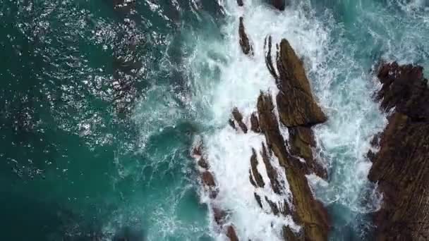 Natáčení leteckých videí. Vlny bušily o břeh, kameny. Arrifana Beach, Sagres, Portugalsko, Algarve. — Stock video