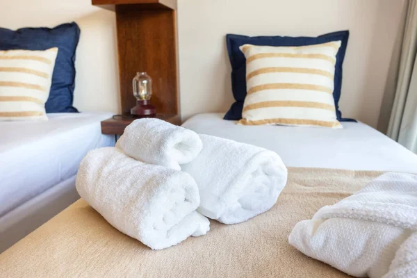 Moderne slaapkamer. Europees hotel design badjas. Een close-up. Witte achtergrond. — Stockfoto
