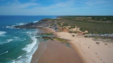 Havadan video çekimi. Deniz manzaralı, Amoreira sahilli, sörf antrenmanı için. Portekiz, Sagres, Algarve, Aljezur. Costa Winchestin yakınlarında. Avrupa.
