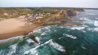 Havadan video çekimi. Atlantik kıyısındaki Monte Clerigo sörf plajı. Portekiz, Aljezur, Sagres, Algarve, Costa Vicentina 'nın yanında..