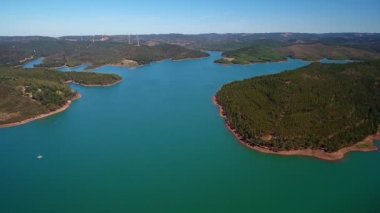 Havadan video çekimi. Rezervuar, baraj kavgası, kuş bakışı su kaynakları. Portekiz, Algarve, Monchique. Avrupa.