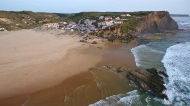 Havadan video çekimi. Atlantik kıyısındaki Monte Clerigo sörf plajı. Portekiz, Aljezur, Sagres, Algarve, Costa Vicentina 'nın yanında..